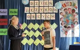 Uczniowie klasy VII przedstawiają scenkę Czy warto uczyć się język&oacute;w
