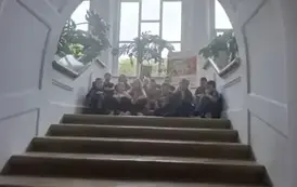 Uczniowie w Pałacu - zdjęcie grupowe