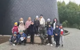 Uczniowie przy pomniku  Koziołka Matołka w Pacanowie - zdjęcie grupowe.