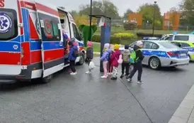 Uczniowie oglądają  pojazdy uprzywilejowane.