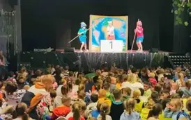 Dzieci oglądają spektakl Przygody Koziołka Matołka