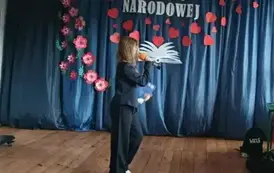 Uczennica w roli nauczyciela matematyki.