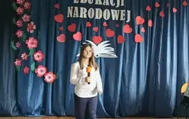 Uczennica klasy 5 jako nauczycielka języka polskiego.