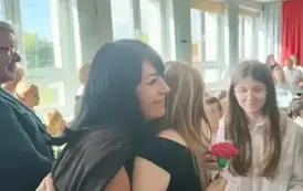 Symboliczne kwiaty od uczni&oacute;w.