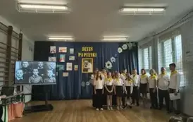 Uroczysta akademia w wykonaniu klasy V