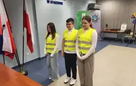 Uczniowie prezentują wiersz