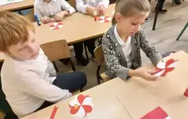 Dzieci wykonują kotyliony.
