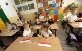Dzieci wykonują flagę Polski
