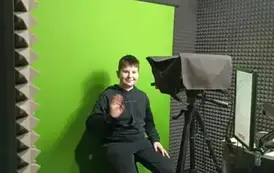 Uczeń klasy 5  jako prezenter w pokoju z green screenem