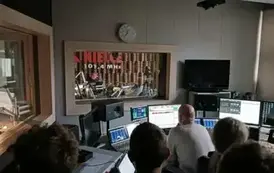 Obserwowanie  dziennikarzy w trakcie nadawania programu