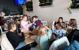 Uczniowie podczas wsp&oacute;lnego posiłku w pizzerii