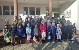 Uczniowie klas I-III przed wejściem do kina w Połańcu &ndash;  zdjęcie grupowe