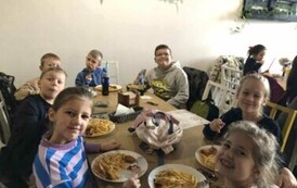 Radosne chwile uczni&oacute;w przy posiłku w pizzerii
