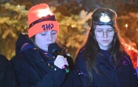 Przekazanie Światełka władzom miasta Staszowa - nasze harcerki