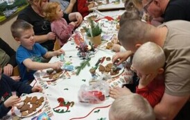 Wsp&oacute;lne dekorowanie pierniczk&oacute;w w grupie Słoneczek.