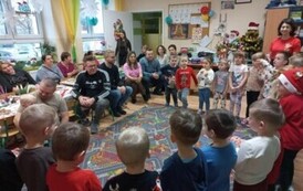 Przywitanie rodzic&oacute;w i występ Słoneczek.