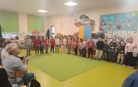 Powitanie rodzic&oacute;w i występy Motylk&oacute;w.