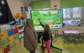 Pani Ania prowadzi z użyciem tablicy multimedialnej