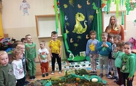 Wsp&oacute;lne zdjęcie na tle dinozaur&oacute;w.