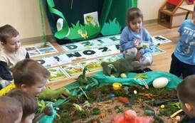 Dzieci z zaciekawieniem obserwują pokaz wybuchu wulkanu.