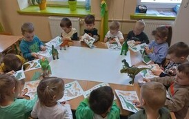 Dzieci wypychają dinozaury z wyprawki.