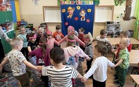 Zabawy taneczne w grupie Słoneczka.