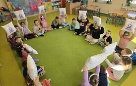 Chłopcy z grupy Motylki wręczyli dziewczynkom prezenty.