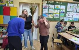 Zaangażowane w pomoc mamy przy wyrobie palm. 3