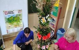 Zaangażowane w pomoc mamy przy wyrobie palm. 2