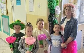 Wręczanie kwiat&oacute;w z okazji Pierwszego Dnia Wiosny.