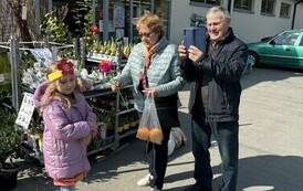 Wręczanie kwiat&oacute;w przechodniom.