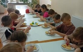 Uczniowie klasy I dekorują wielkanocne ciasteczka.