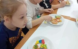 Gotowe słodkości &ndash; efekt pracy uczni&oacute;w klasy I.