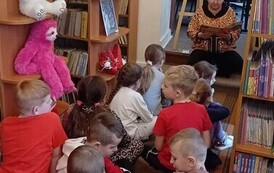Czytanie bajek w bibliotece Pałacu Kołłątaj&oacute;w &ndash; klasa I.