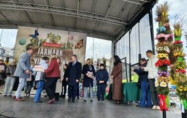 Uczeń klasy III odbiera wyr&oacute;żnienienie w konkursie na najładniejszą palmę