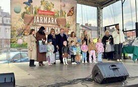 Słoneczka odbierają wyr&oacute;żnienie za pisankę