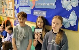 Wręczenie dyplom&oacute;w i voucher&oacute;w na aktywności szkolne.