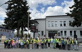Zdjęcie grupowe przed Staszowskim Ośrodkiem Kultury.