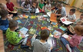 Dzieci oglądały książki przyniesione z biblioteki.