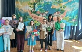 Nagrodzeni uczniowie w szkolnym konkursie na najładniejszy gadżet ekologiczny