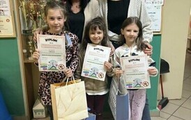 Pani Dyrektor i Pani Pedagog wraz z uczennicami z nagrodami oraz dyplomami