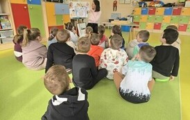 Wychowankowie przedszkola podczas zajęć z nauczycielką z Biblioteki Pedagogicznej