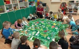 Przedszkolaki wysłuchały opowiadania o łące.