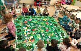 Dzieci pokazywały, jakich mieszkańc&oacute;w łąki chciały odnaleźć.