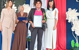 Podziękowania z rąk pani dyrektor odbiera pani Aneta Chałońska