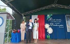 Podziękowania od pani dyrektor odbiera pan Stanisław Kwiatkowski