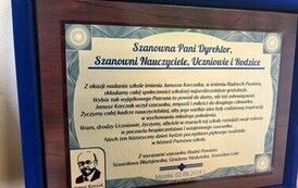 Pamiątkowy grawerton od Radnych Rady Powiatu pani Stanisławy Błażejewskiej, pani Grażyny Medyńskiej i pana Stanisława Lolo