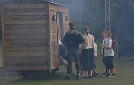 Wejście do pociągu pod nadzorem żołnierza z karabinem