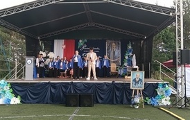 Uczennica Roksana Sątur-Chłodnicka i absolwent szkoły Jaromir Janicki w utworze pt. Korczak