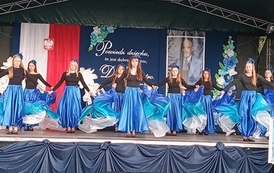 Taniec uczennic z klas 6-8